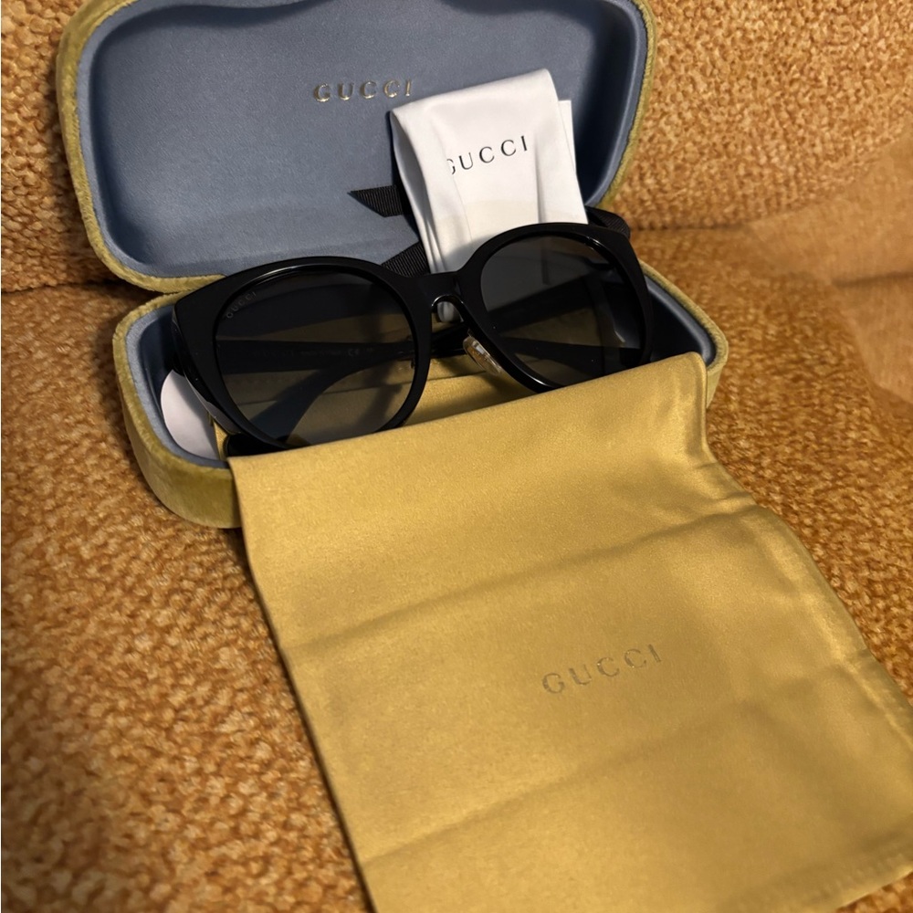 Gucci Black Sunglasses Sleek Design